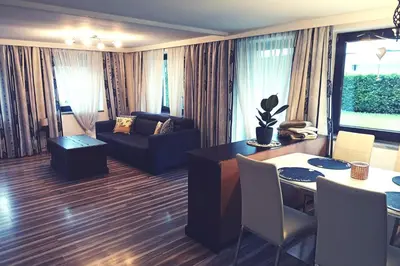 Ein Sitzbereich in der Unterkunft Ferienwohnung Außerdorf