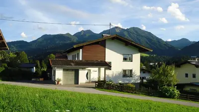 Ein allgemeiner Bergblick oder ein Berglick von der Ferienwohnung aus