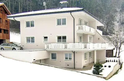 Das Gebäude in dem sich das Ferienhaus befindet