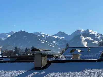 Ein allgemeiner Bergblick oder ein Berglick von des Aparthotels aus