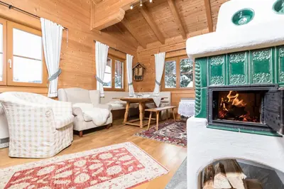 Ein Sitzbereich in der Unterkunft Alpen-Chalets Achensee