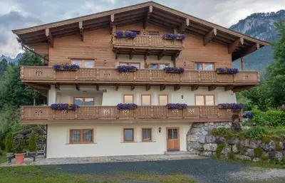 Ein allgemeiner Bergblick oder ein Berglick von der Ferienwohnung aus