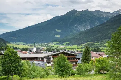 Ein allgemeiner Bergblick oder ein Berglick von der Ferienwohnung aus
