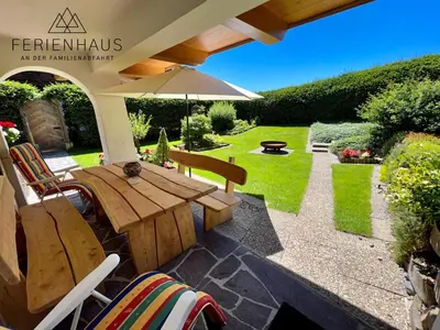 Ein Garten an der Unterkunft Gartenwohnung an der Familienabfahrt