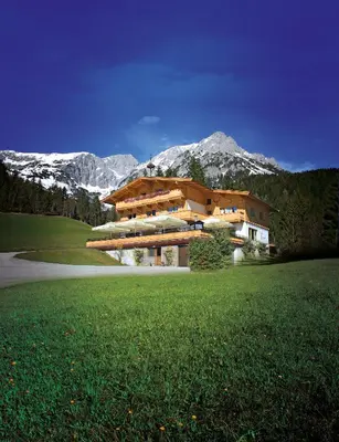 Ein allgemeiner Bergblick oder ein Berglick von des Hotels aus
