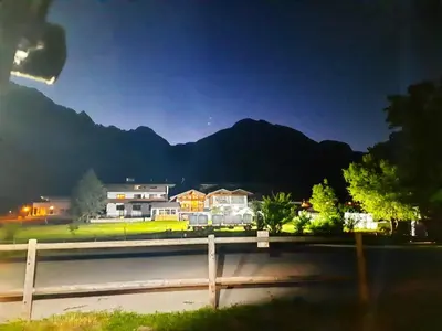 Ein allgemeiner Bergblick oder ein Berglick von des Bauernhofs aus