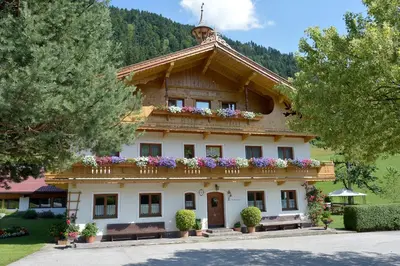 Ein allgemeiner Bergblick oder ein Berglick von des Privatzimmers aus