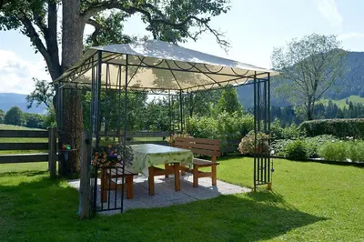 Ein allgemeiner Bergblick oder ein Berglick von des Privatzimmers aus