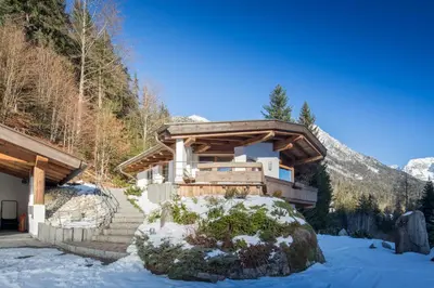 Ein allgemeiner Bergblick oder ein Berglick von des Ferienhauses aus