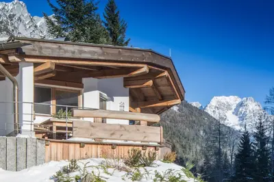 Ein allgemeiner Bergblick oder ein Berglick von des Ferienhauses aus