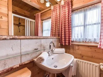 Ein Badezimmer in der Unterkunft Chalets Berglehen