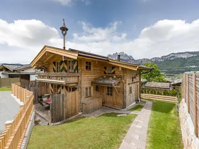 Ein allgemeiner Bergblick oder ein Berglick von des Chalets aus