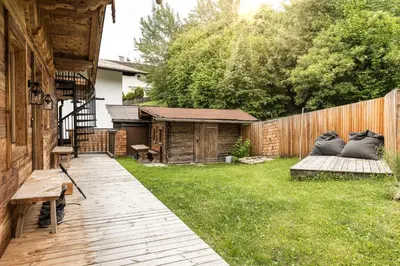 Ein Garten an der Unterkunft Naturlodge Tirol - Naturverbunden im Zillertal