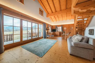 Ein Sitzbereich in der Unterkunft Chalet Ninni