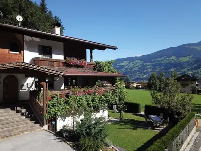 Ein allgemeiner Bergblick oder ein Berglick von der Ferienwohnung aus
