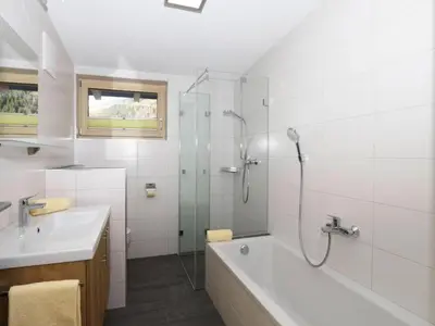 Ein Badezimmer in der Unterkunft Holiday Home in Aschau by Zillertal Alps