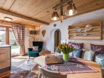 Ein Sitzbereich in der Unterkunft Chalet Hüttenzauber
