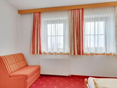 Ein Sitzbereich in der Unterkunft Apartment in Hainzenberg near Ski Lift