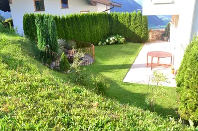 Ein Garten an der Unterkunft Apart La Vita