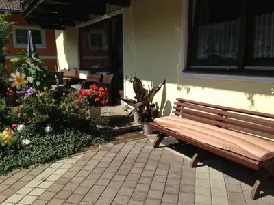 Ein Garten an der Unterkunft Haus Tenk