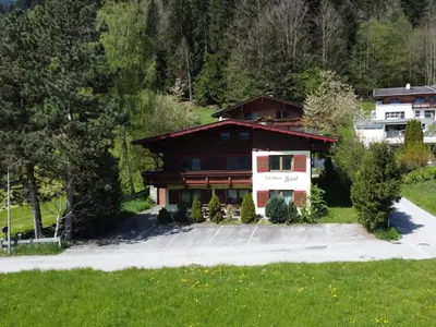 Das Gebäude in dem sich das Ferienhaus befindet