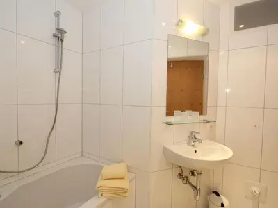 Ein Badezimmer in der Unterkunft Apartment Gerda-2 by Interhome