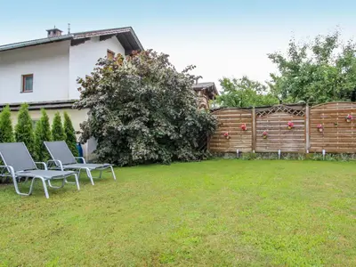 Ein Garten an der Unterkunft Apartment Heidi-2 by Interhome