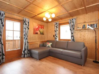 Ein Sitzbereich in der Unterkunft Chalet Katharina by Interhome