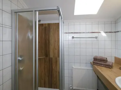 Ein Badezimmer in der Unterkunft Apartment Hundsbichler-2 by Interhome