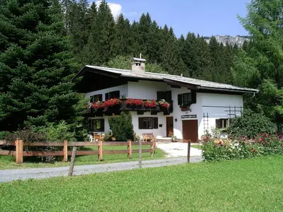 Das Gebäude in dem sich das Ferienhaus befindet