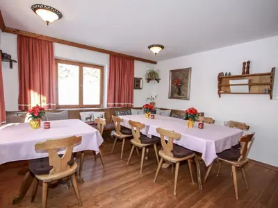 Ein Restaurant oder anderes Speiselokal in der Unterkunft Holiday Home Fliegerklause by Interhome