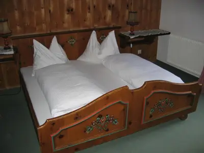 Ein Bett oder Betten in einem Zimmer der Unterkunft Ferienwohnung Maria im Landhaus Christina