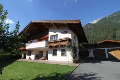 Ein allgemeiner Bergblick oder ein Berglick von der Ferienwohnung aus