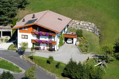 Das Gebäude in dem sich die Ferienwohnung befindet