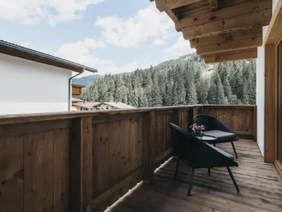 Ein allgemeiner Bergblick oder ein Berglick von des Aparthotels aus
