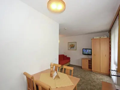 Ein Sitzbereich in der Unterkunft Attractive holiday home in Kaltenbach on the ski-slope