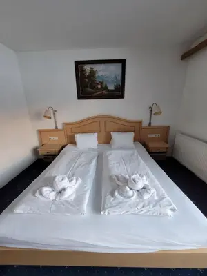 Ein Bett oder Betten in einem Zimmer der Unterkunft Ferienhotel Alpenhof