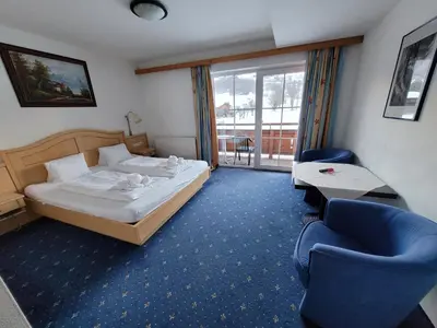 Ein Bett oder Betten in einem Zimmer der Unterkunft Ferienhotel Alpenhof