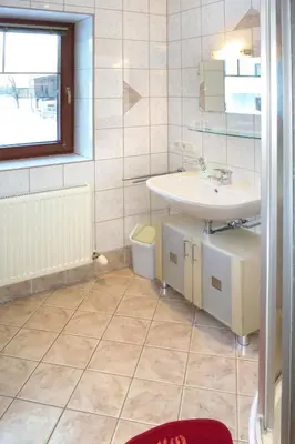 Ein Badezimmer in der Unterkunft Apartment Kraftreich Apartments-7 by Interhome