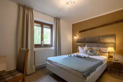 Ein Bett oder Betten in einem Zimmer der Unterkunft Restaurant Appartements Almdiele
