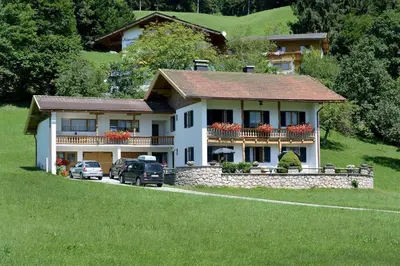 Das Gebäude in dem sich der Bauernhof befindet