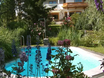 Der Swimmingpool an oder in der Nähe von Landhotel Eva