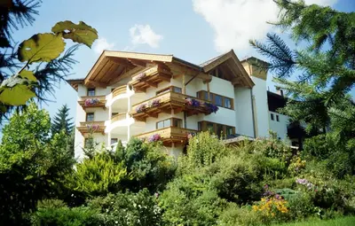 Ein Garten an der Unterkunft Landhotel Eva