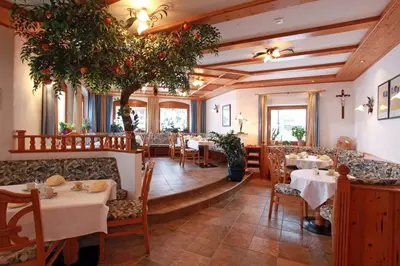 Ein Restaurant oder anderes Speiselokal in der Unterkunft Landhotel Eva