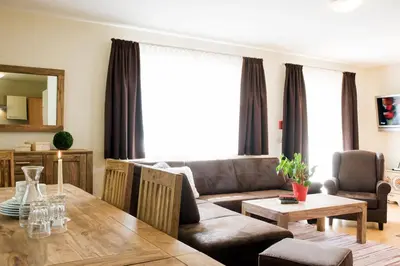 Ein Sitzbereich in der Unterkunft Chalet Alpinresort
