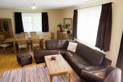Ein Sitzbereich in der Unterkunft Chalet Alpinresort