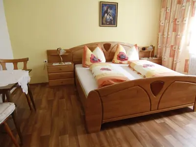 Ein Bett oder Betten in einem Zimmer der Unterkunft Gästehaus Gisela