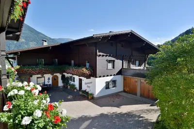 Ein allgemeiner Bergblick oder ein Berglick von des Bauernhofs aus