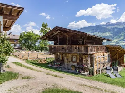 Ein allgemeiner Bergblick oder ein Berglick von des Bauernhofs aus