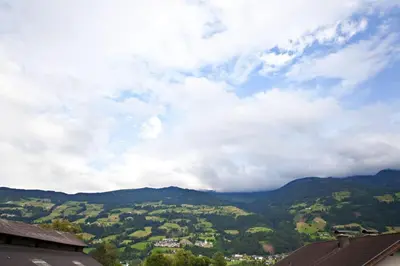 Ein allgemeiner Bergblick oder ein Berglick von des Gasthauses aus